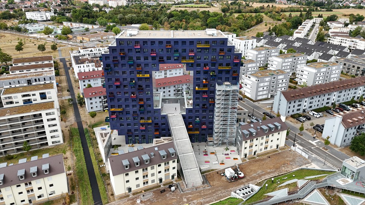 Luftaufnahme des Orbit-Hochhauses mit außenliegendem Treppenturm